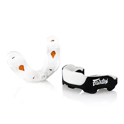 ฟันยางกัดและกัดสีดำและสีขาวพร้อมโลโก้ Fairtex ออกแบบมาเพื่อให้สวมใส่ได้พอดีเพื่อปกป้องฟันระหว่างกีฬาต่อสู้